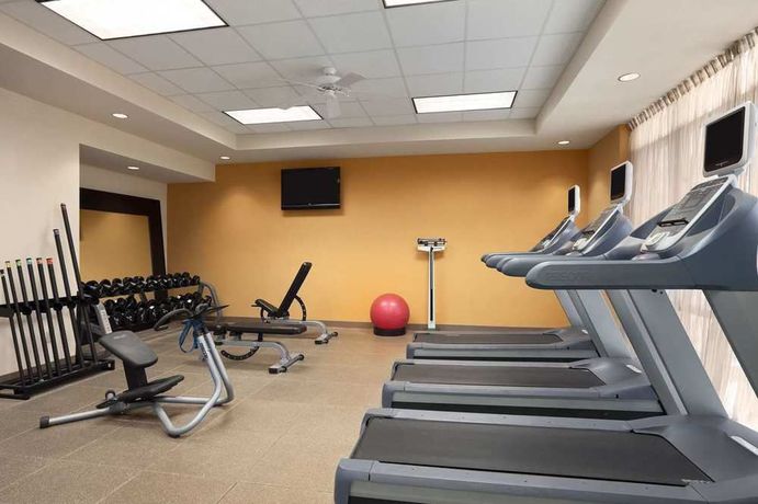Imagen de los interiores del Hotel Embassy Suites By Hilton E Peoria Riverfront Conf Center. Foto 11