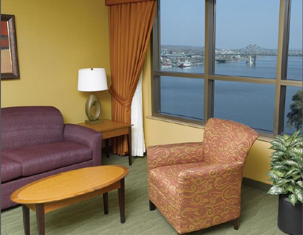 Imagen de los interiores del Hotel Embassy Suites By Hilton E Peoria Riverfront Conf Center. Foto 12