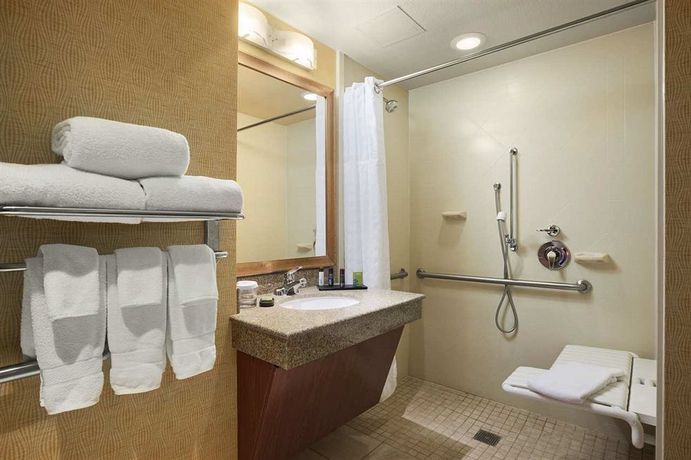 Imagen de la habitación del Hotel Embassy Suites By Hilton E Peoria Riverfront Conf Center. Foto 6