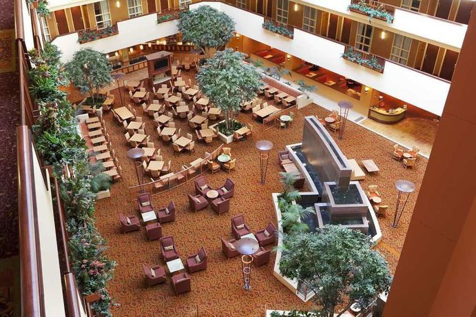 Imagen de los interiores del Hotel Embassy Suites By Hilton E Peoria Riverfront Conf Center. Foto 13