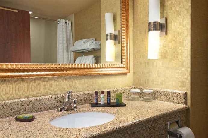 Imagen de los interiores del Hotel Embassy Suites By Hilton E Peoria Riverfront Conf Center. Foto 14