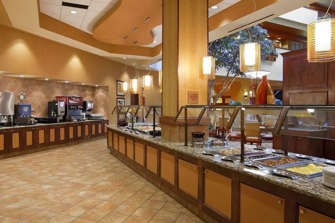 Imagen del bar/restaurante del Hotel Embassy Suites By Hilton E Peoria Riverfront Conf Center. Foto 3
