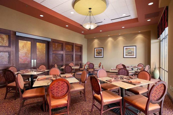 Imagen del bar/restaurante del Hotel Embassy Suites By Hilton E Peoria Riverfront Conf Center. Foto 4