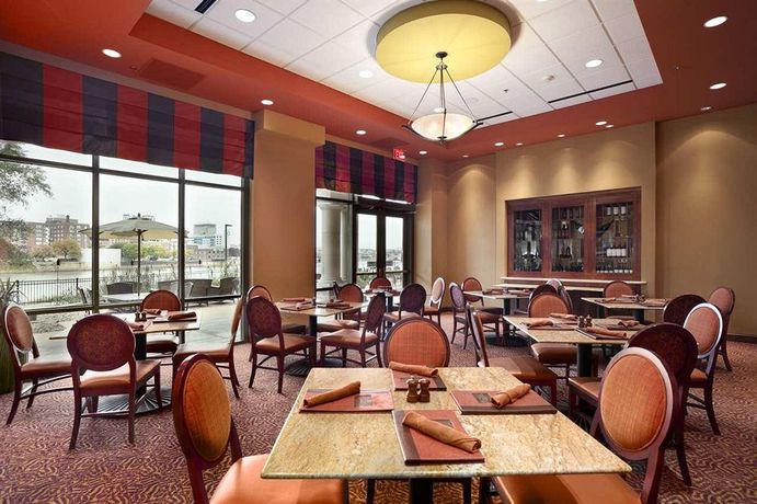Imagen de los interiores del Hotel Embassy Suites By Hilton E Peoria Riverfront Conf Center. Foto 15