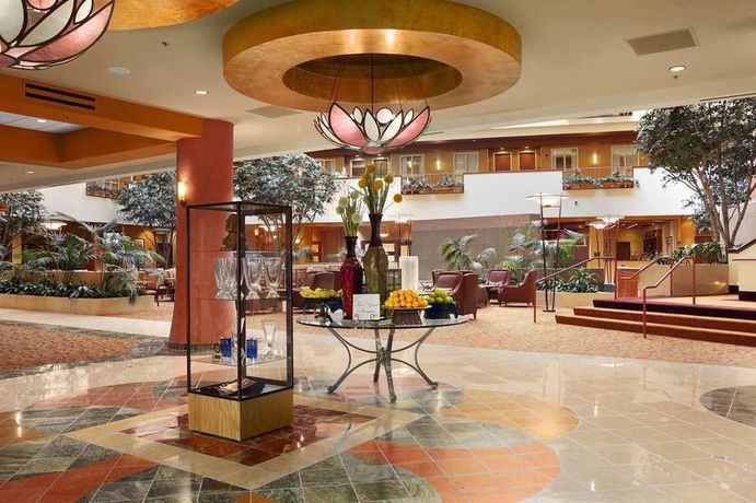 Imagen de los interiores del Hotel Embassy Suites By Hilton E Peoria Riverfront Conf Center. Foto 16