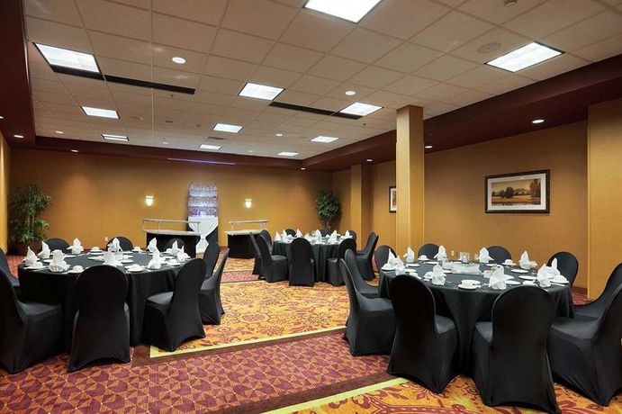 Imagen de los exteriores del Hotel Embassy Suites By Hilton E Peoria Riverfront Conf Center. Foto 7