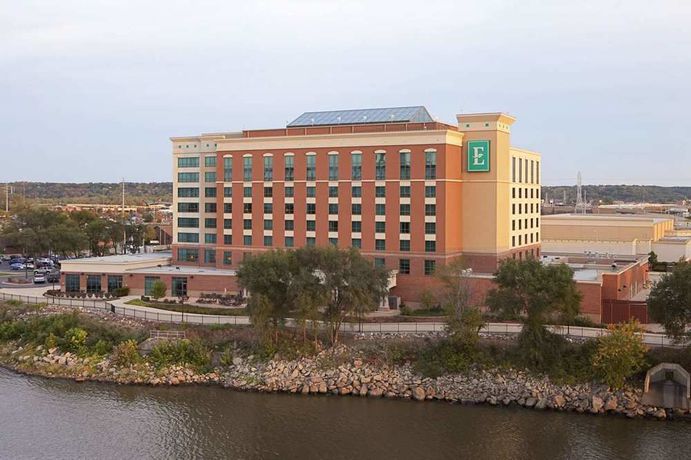 Imagen de los exteriores del Hotel Embassy Suites By Hilton E Peoria Riverfront Conf Center. Foto 8