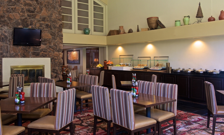 Imagen del bar/restaurante del Hotel Embassy Suites By Hilton Flagstaff. Foto 3
