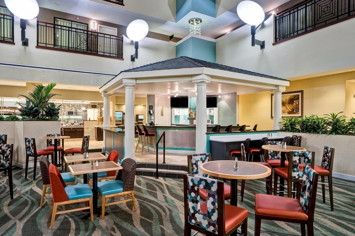 Imagen del bar/restaurante del Hotel Embassy Suites By Hilton Fort Myers Estero. Foto 3