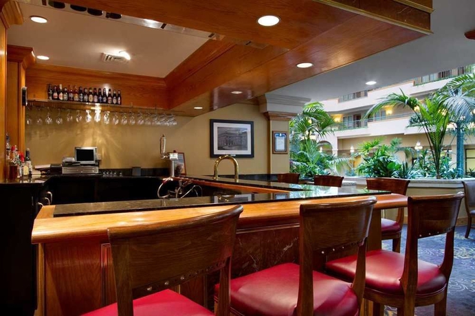 Imagen del bar/restaurante del Hotel Embassy Suites By Hilton Greensboro Airport. Foto 3