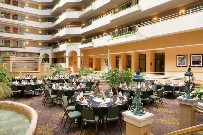 Imagen de los interiores del Hotel Embassy Suites By Hilton Greensboro Airport. Foto 11