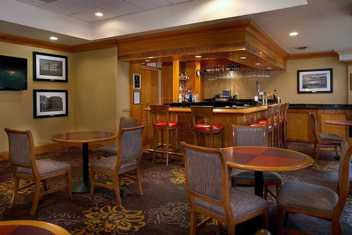 Imagen del bar/restaurante del Hotel Embassy Suites By Hilton Greensboro Airport. Foto 4