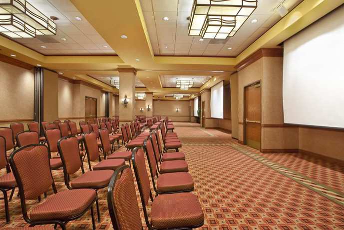 Imagen de los exteriores del Hotel Embassy Suites By Hilton Hot Springs and Spa. Foto 5
