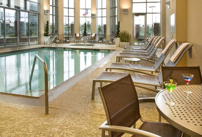 Imagen de la piscina del Hotel Embassy Suites By Hilton Houston Energy Corridor. Foto 16