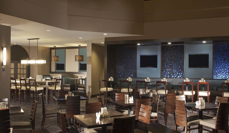 Imagen del bar/restaurante del Hotel Embassy Suites By Hilton Houston Near The Galleria. Foto 5
