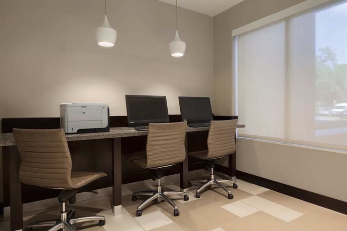 Imagen de los interiores del Hotel Embassy Suites By Hilton Jacksonville Baymeadows. Foto 10