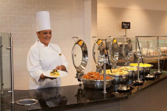 Imagen del bar/restaurante del Hotel Embassy Suites By Hilton Jacksonville Baymeadows. Foto 2