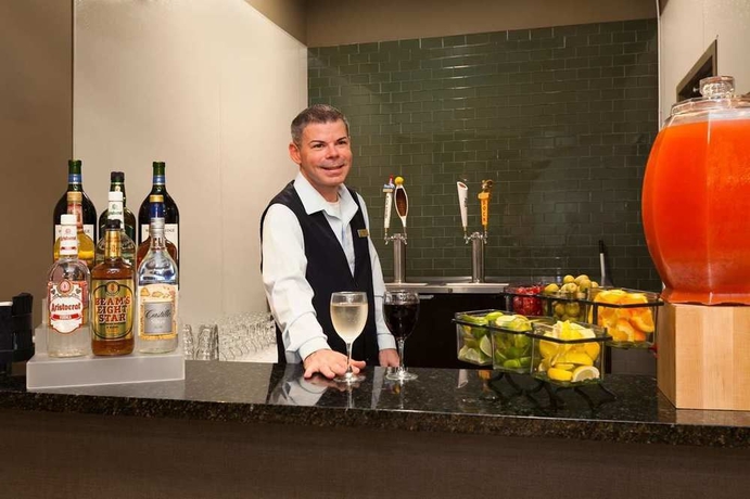 Imagen del bar/restaurante del Hotel Embassy Suites By Hilton Jacksonville Baymeadows. Foto 5