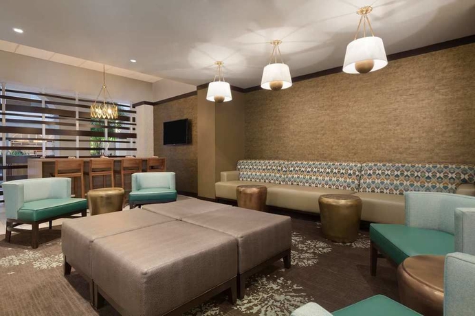 Imagen de los interiores del Hotel Embassy Suites By Hilton Jacksonville Baymeadows. Foto 13