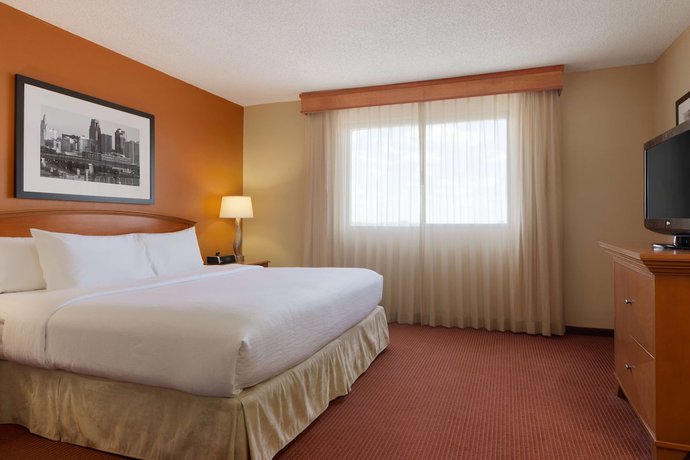 Imagen de la habitación del Hotel Embassy Suites By Hilton Kansas City International Airport. Foto 9