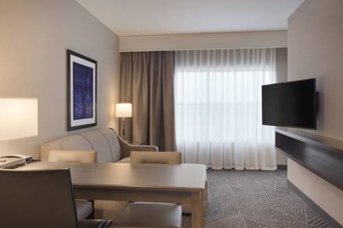 Imagen de la habitación del Hotel Embassy Suites By Hilton Kansas City Olathe. Foto 1