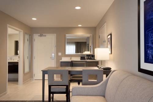 Imagen de la habitación del Hotel Embassy Suites By Hilton Kansas City Olathe. Foto 2