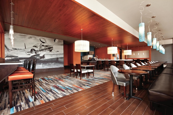 Imagen del bar/restaurante del Hotel Embassy Suites By Hilton Knoxville West. Foto 5