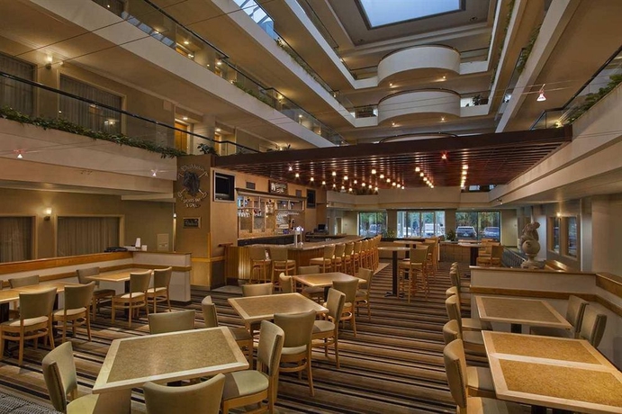 Imagen del bar/restaurante del Hotel Embassy Suites By Hilton Lexington Green. Foto 1