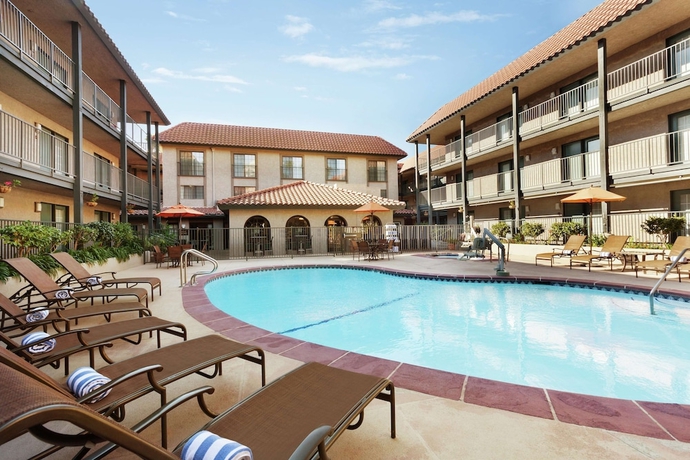 Imagen de la piscina del Hotel Embassy Suites By Hilton Lompoc Central Coast. Foto 19