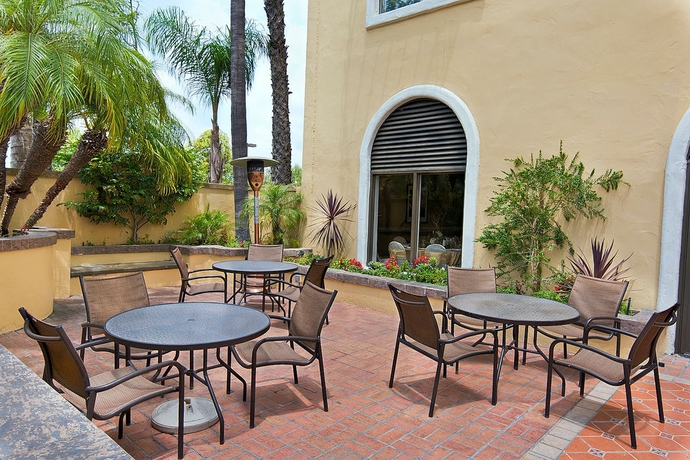 Imagen de los exteriores del Hotel Embassy Suites By Hilton Los Angeles Downey. Foto 7