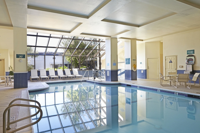 Imagen de la piscina del Hotel Embassy Suites By Hilton Los Angeles International Airport North. Foto 16
