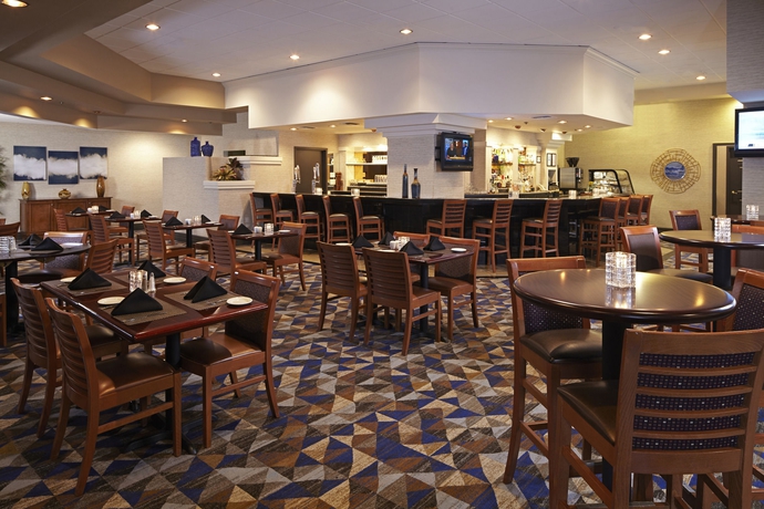 Imagen del bar/restaurante del Hotel Embassy Suites By Hilton Los Angeles International Airport North. Foto 2