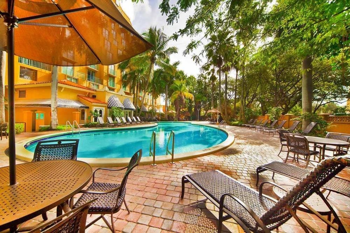 Imagen de la piscina del Hotel Embassy Suites By Hilton Miami International Airport. Foto 12