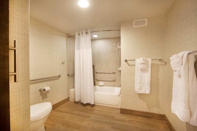 Imagen de la habitación del Hotel Embassy Suites By Hilton Miami International Airport. Foto 6