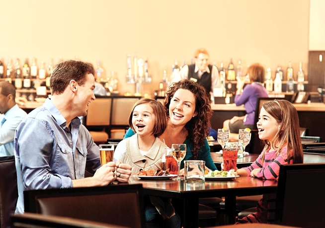 Imagen del bar/restaurante del Hotel Embassy Suites By Hilton Miami International Airport. Foto 2