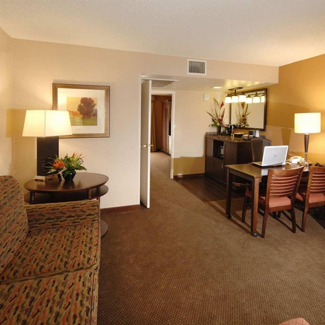 Imagen de los interiores del Hotel Embassy Suites By Hilton Milpitas Silicon Valley. Foto 4