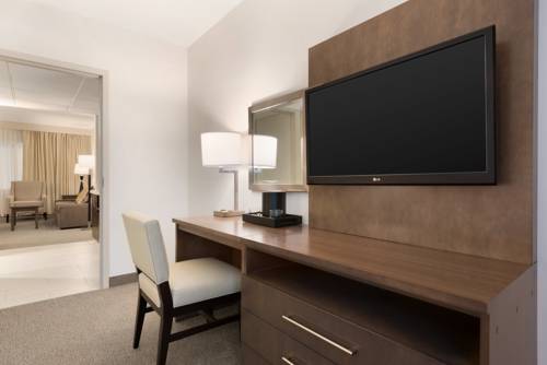 Imagen de la habitación del Hotel Embassy Suites By Hilton Milwaukee Brookfield. Foto 4