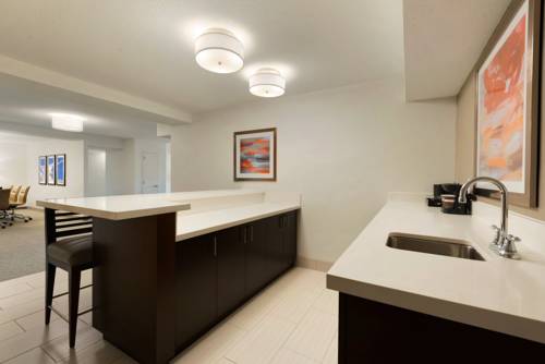 Imagen de la habitación del Hotel Embassy Suites By Hilton Milwaukee Brookfield. Foto 6