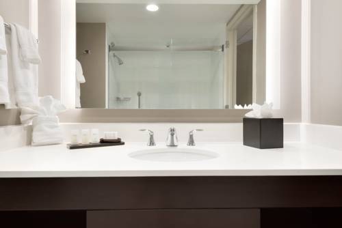 Imagen de la habitación del Hotel Embassy Suites By Hilton Milwaukee Brookfield. Foto 12