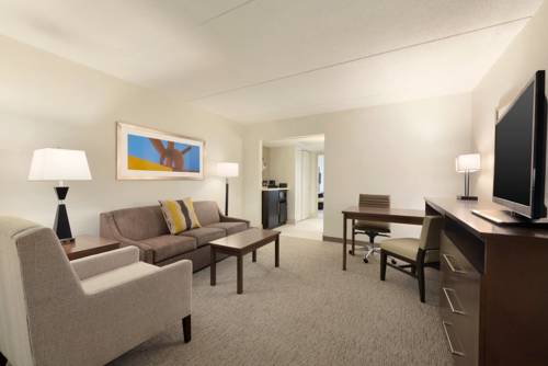 Imagen de la habitación del Hotel Embassy Suites By Hilton Milwaukee Brookfield. Foto 14