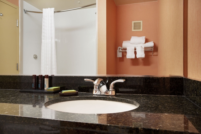 Imagen de la habitación del Hotel Embassy Suites By Hilton Monterey Bay Seaside. Foto 5