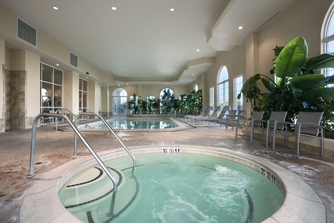 Imagen de la piscina del Hotel Embassy Suites By Hilton Monterey Bay Seaside. Foto 15