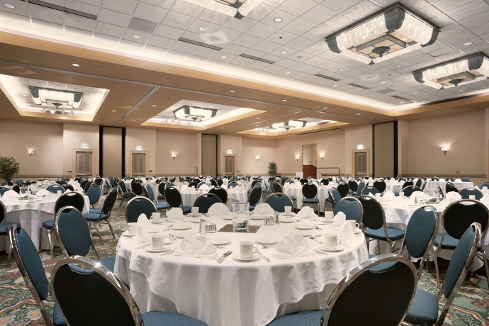 Imagen de los interiores del Hotel Embassy Suites By Hilton Monterey Bay Seaside. Foto 11