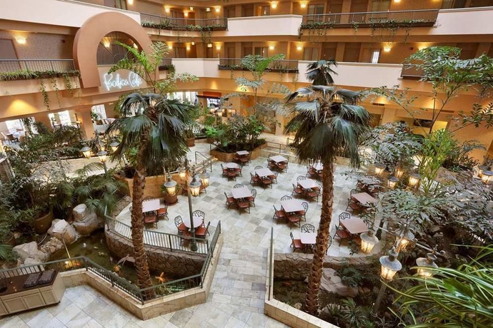 Imagen de los interiores del Hotel Embassy Suites By Hilton Monterey Bay Seaside. Foto 12