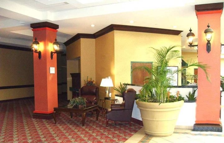 Imagen de los interiores del Hotel Embassy Suites By Hilton Montgomery and Conference Ctr. Foto 4