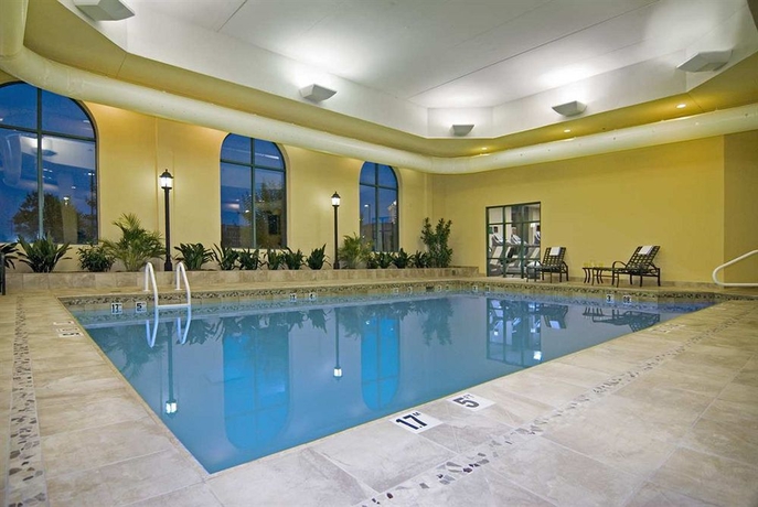 Imagen de la piscina del Hotel Embassy Suites By Hilton Montgomery and Conference Ctr. Foto 7