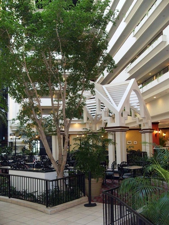 Imagen de los interiores del Hotel Embassy Suites By Hilton Montgomery and Conference Ctr. Foto 6