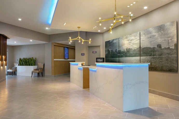 Imagen de los interiores del Hotel Embassy Suites By Hilton Montreal Airport. Foto 18