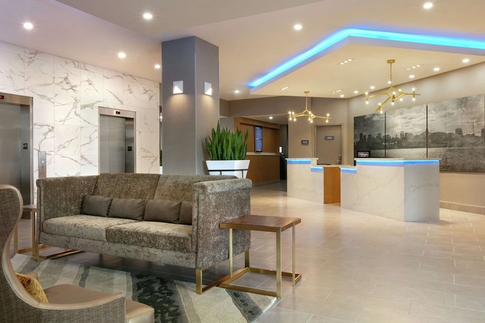 Imagen de los interiores del Hotel Embassy Suites By Hilton Montreal Airport. Foto 19