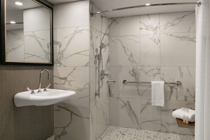 Imagen de la habitación del Hotel Embassy Suites By Hilton Montreal Airport. Foto 15